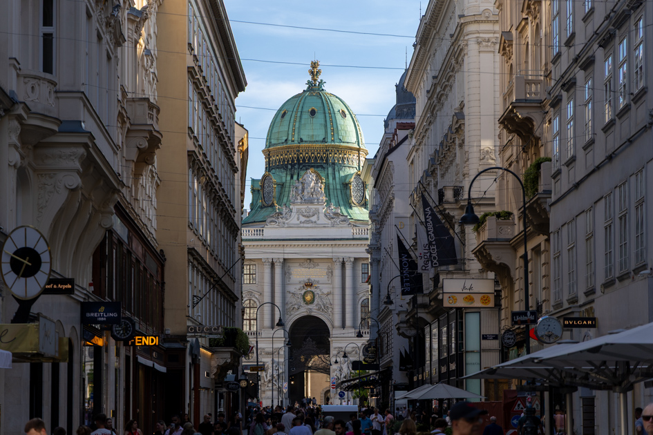 Vienna, Kohlmarkt con la cupola della Hofburg (Michaelertor)
