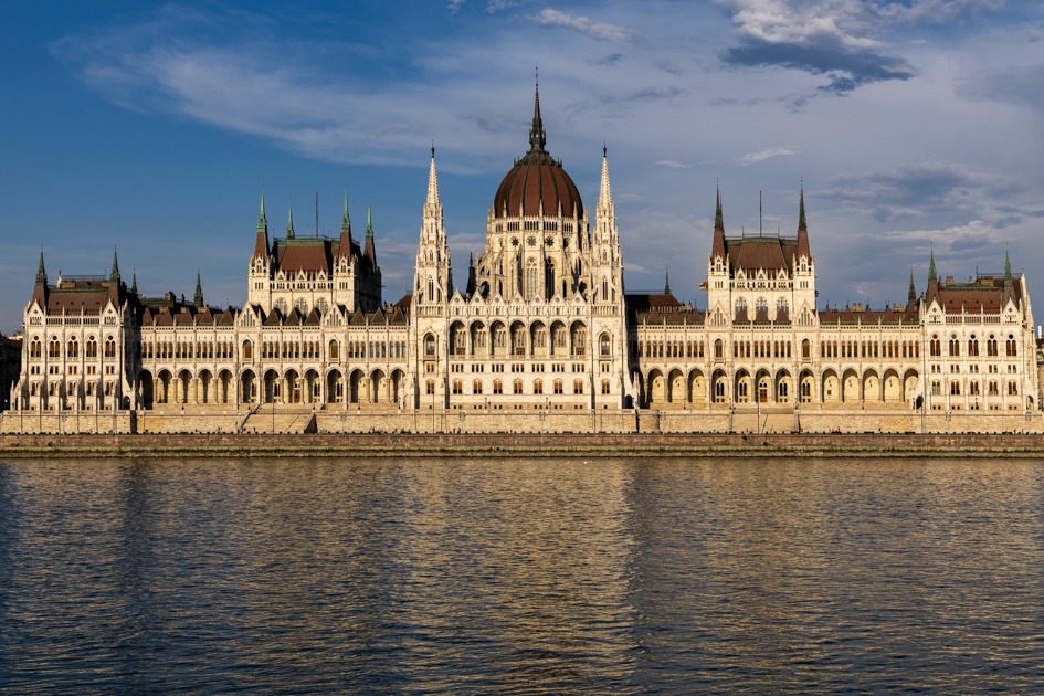 Budapest, il Parlamento ungherese sul Danubio alla golden hour