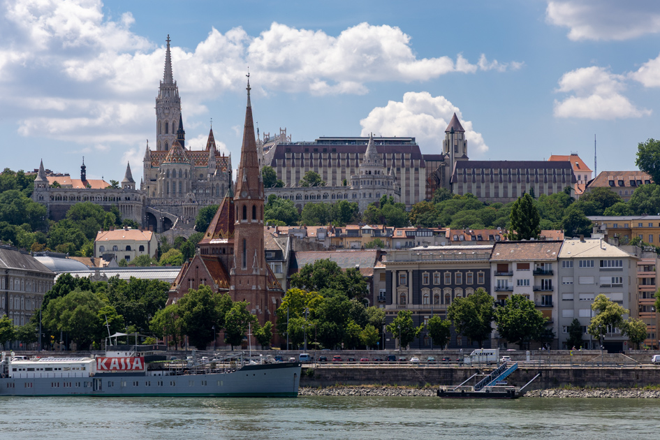 Budapest, Chiesa di Mattia e Bastione dei Pescatori visti dal Danubio
