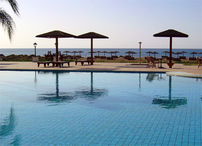 La piscina con sullo sfondo la spiaggia senza barriera