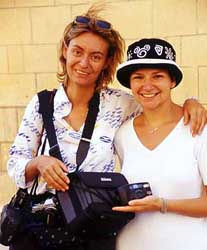 Chiara e Silvia in versione attaccapanni per videocamere e macchine fotografiche