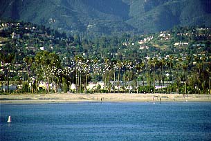 La spiaggia di Santa Barbara vista da un molo